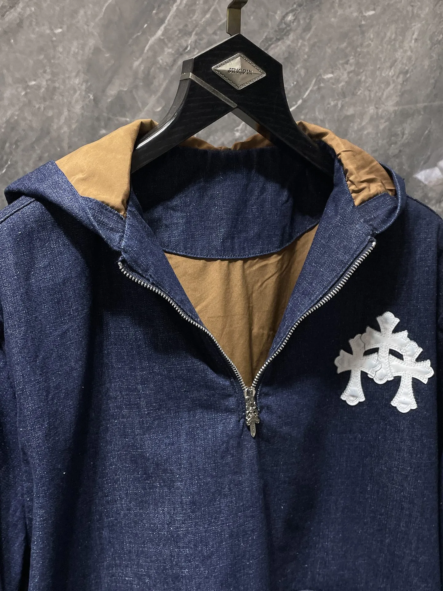 P356 Chrome Hearts customized shirt series, exclusive custom-woven and dyed 100% pure cotton high-weight denim fabric, high-tech washing! Heavy enzyme stone rinse! Original hardware mold opening! ⭐Specially customized front pocket design. This season’s most versatile denim shirt. Suitable for all kinds of outfits and can be worn in all seasons. 🌈Recommended color: denim wash color🌈Code numbers: S, M, L, XL